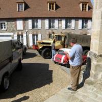 bizarre! une petite auto et un gros camion